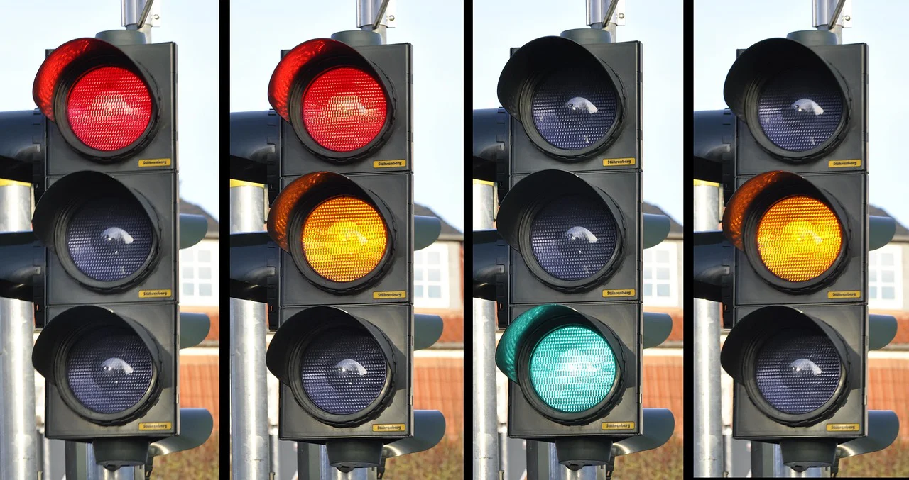Verkehrssicherung durch HashTEC: Ampelanlage mit Rot-, Gelb- und Grünlicht für sichere öffentliche Flächen in Osnabrück.