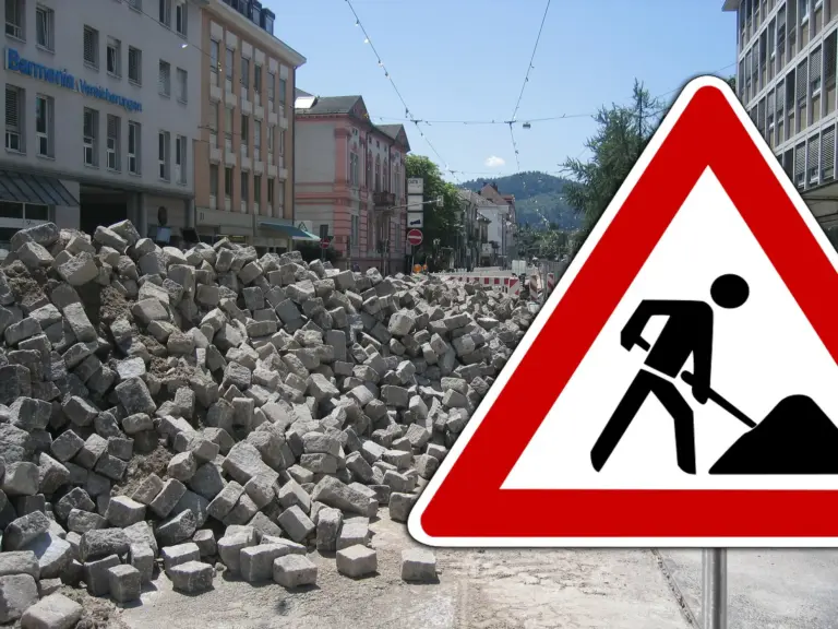 Sicherheitswarnung auf Baustelle mit Schutt und Fußgänger-Verbotszeichen für Verkehrssicherung durch HashTEC.
