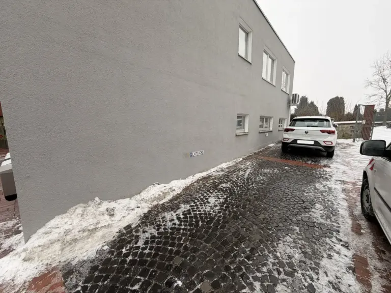 Schneebedeckte Zufahrt mit ungeräumtem Weg – Beispiel für HashTEC-Winterdienst zur sicheren Freihaltung von Privatgrundstücken.